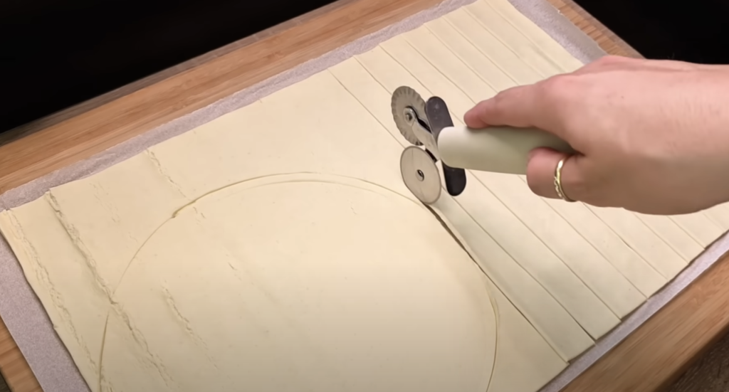 Listový tvarohový koláč s višněmi a mandlovými lupínky - lahodná klasika s křupavým těstem