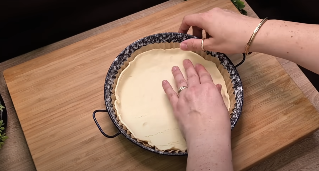 Listový tvarohový koláč s višněmi a mandlovými lupínky - lahodná klasika s křupavým těstem