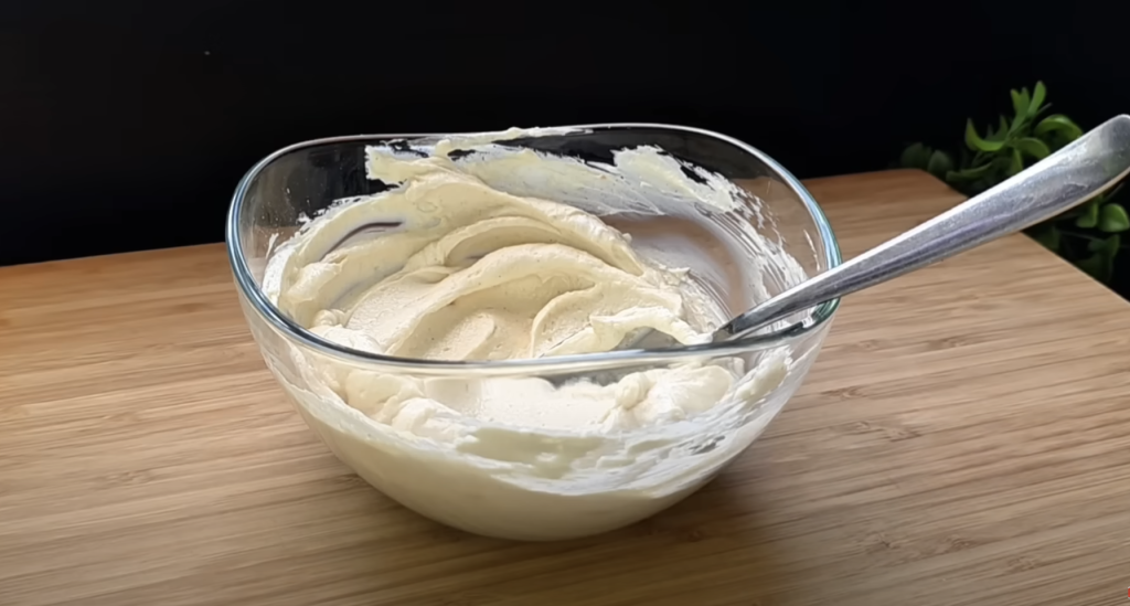 Listový tvarohový koláč s višněmi a mandlovými lupínky - lahodná klasika s křupavým těstem