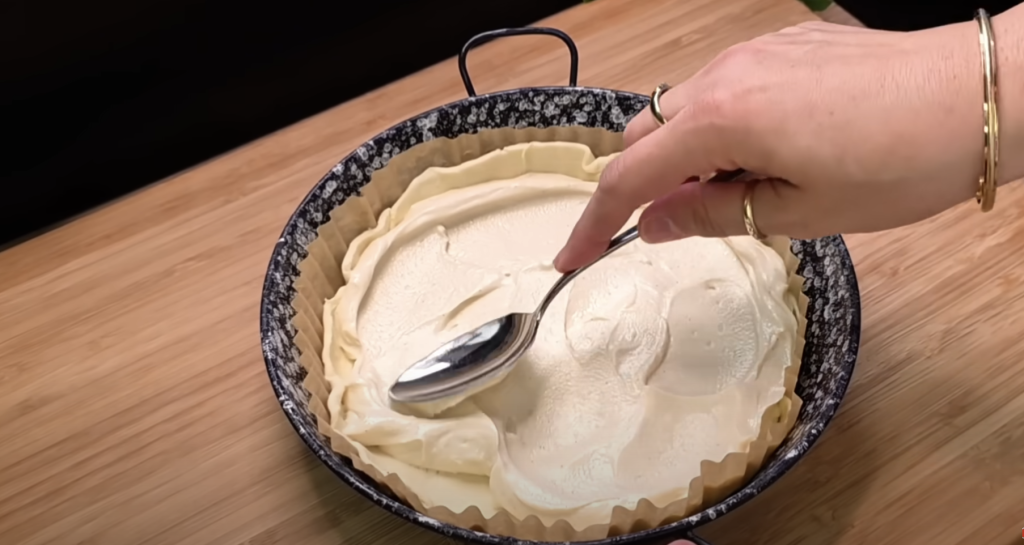 Listový tvarohový koláč s višněmi a mandlovými lupínky - lahodná klasika s křupavým těstem