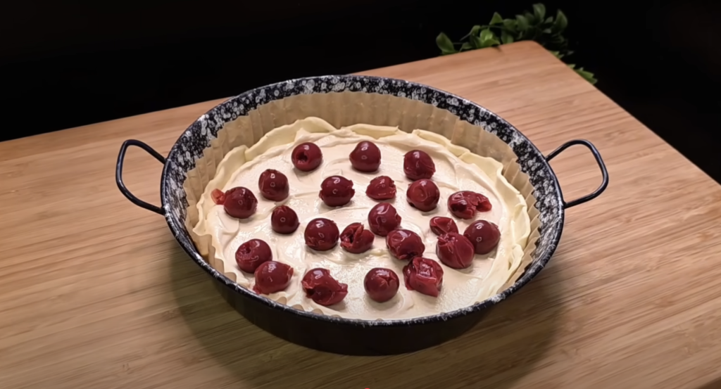 Listový tvarohový koláč s višněmi a mandlovými lupínky - lahodná klasika s křupavým těstem