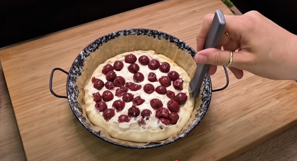 Listový tvarohový koláč s višněmi a mandlovými lupínky - lahodná klasika s křupavým těstem