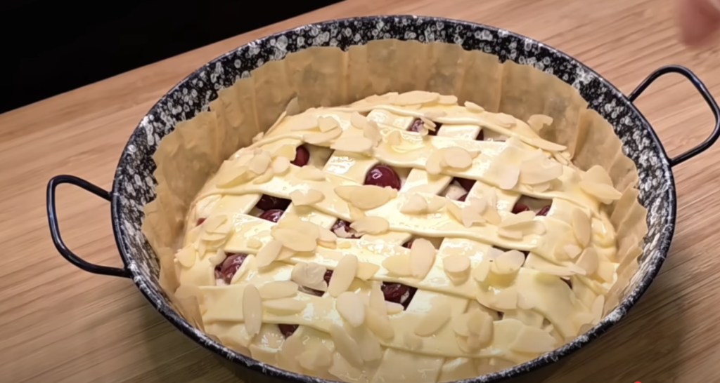 Listový tvarohový koláč s višněmi a mandlovými lupínky - lahodná klasika s křupavým těstem