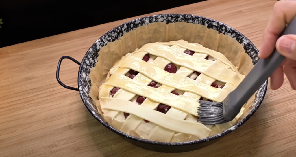 Listový tvarohový koláč s višněmi a mandlovými lupínky - lahodná klasika s křupavým těstem