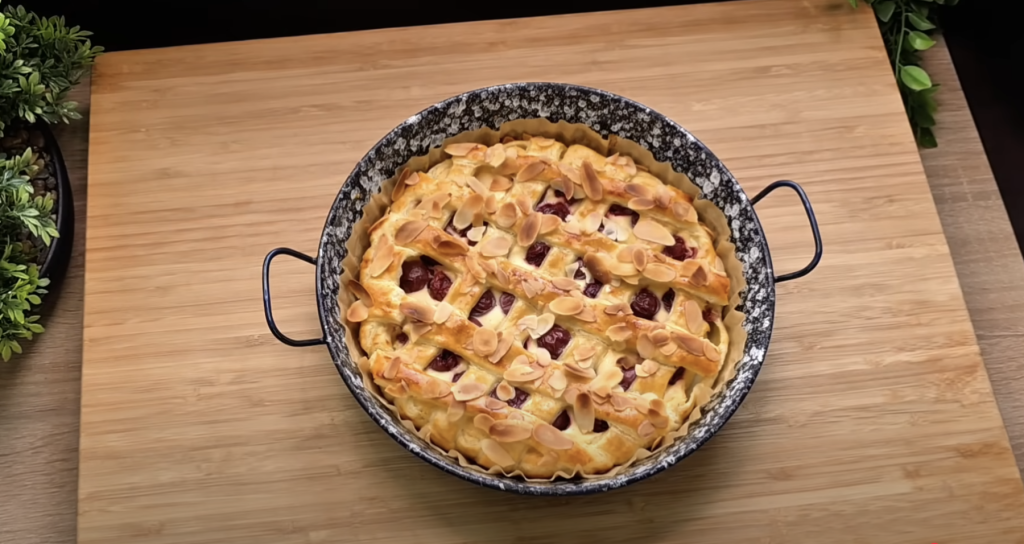Listový tvarohový koláč s višněmi a mandlovými lupínky - lahodná klasika s křupavým těstem