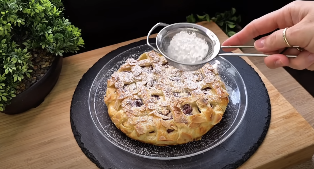 Listový tvarohový koláč s višněmi a mandlovými lupínky - lahodná klasika s křupavým těstem