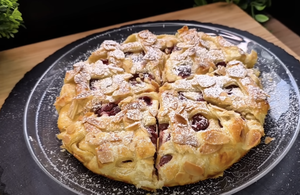 Listový tvarohový koláč s višněmi a mandlovými lupínky - lahodná klasika s křupavým těstem