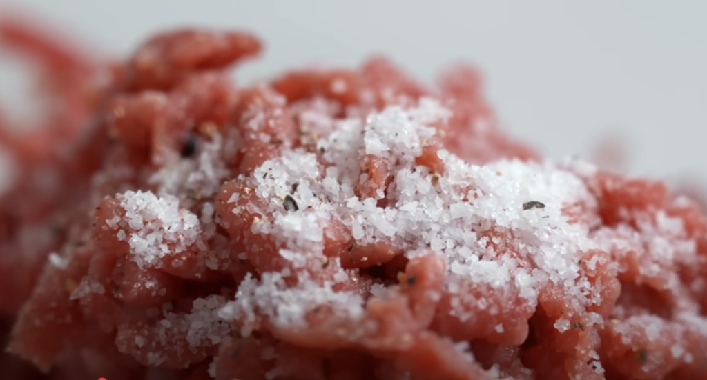 Křupavý lavaš plněný mletým masem, zeleninou a domácí omáčkou - rychlá večeře na pánvi