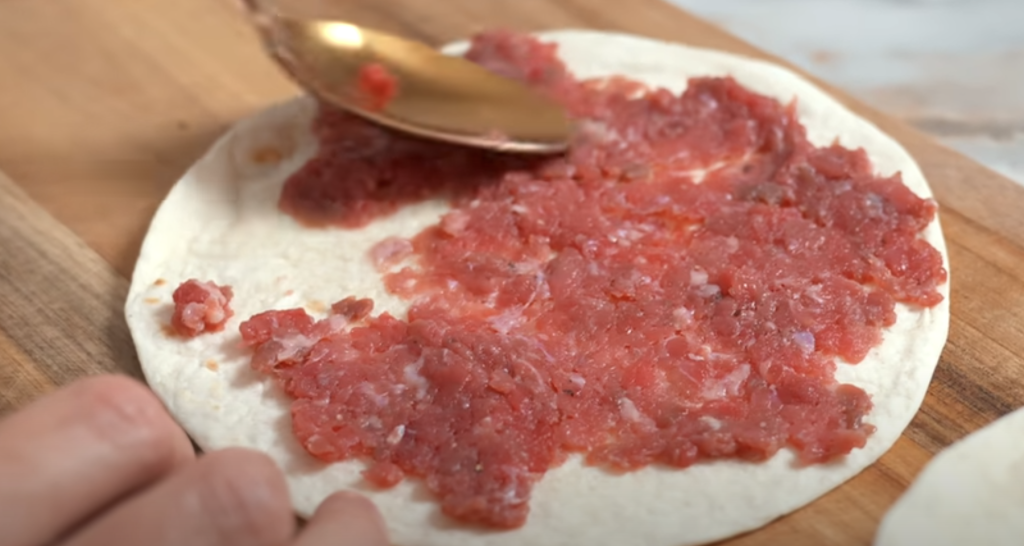 Křupavý lavaš plněný mletým masem, zeleninou a domácí omáčkou - rychlá večeře na pánvi