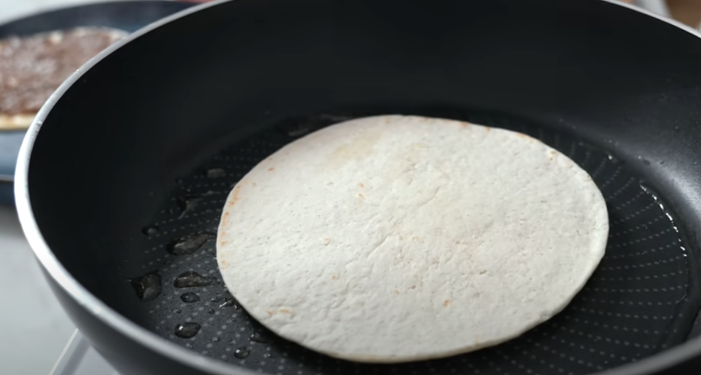 Křupavý lavaš plněný mletým masem, zeleninou a domácí omáčkou - rychlá večeře na pánvi