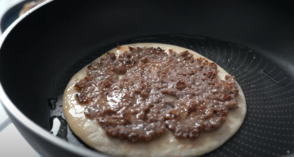 Křupavý lavaš plněný mletým masem, zeleninou a domácí omáčkou - rychlá večeře na pánvi