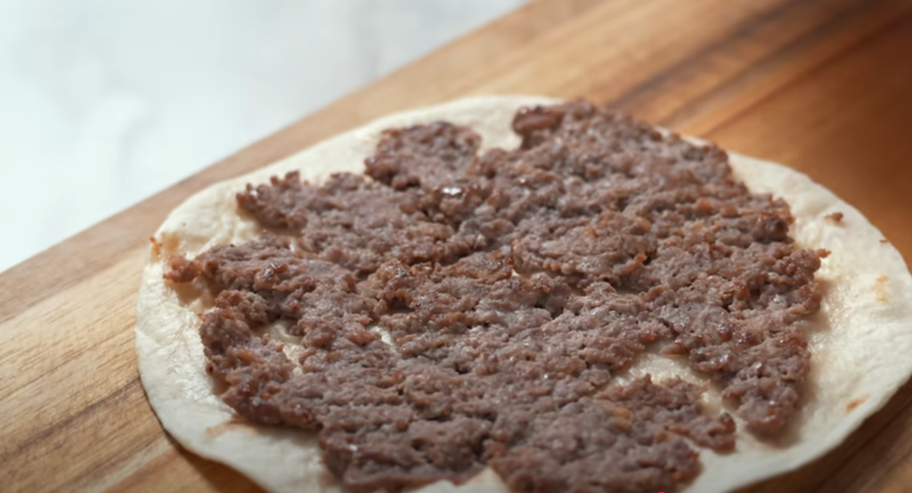 Křupavý lavaš plněný mletým masem, zeleninou a domácí omáčkou - rychlá večeře na pánvi