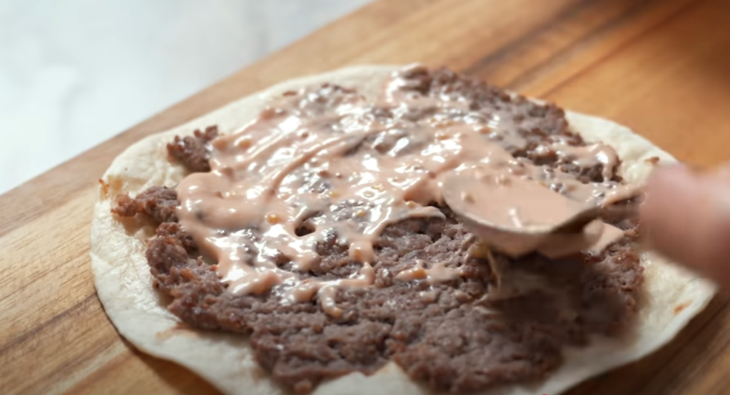 Křupavý lavaš plněný mletým masem, zeleninou a domácí omáčkou - rychlá večeře na pánvi