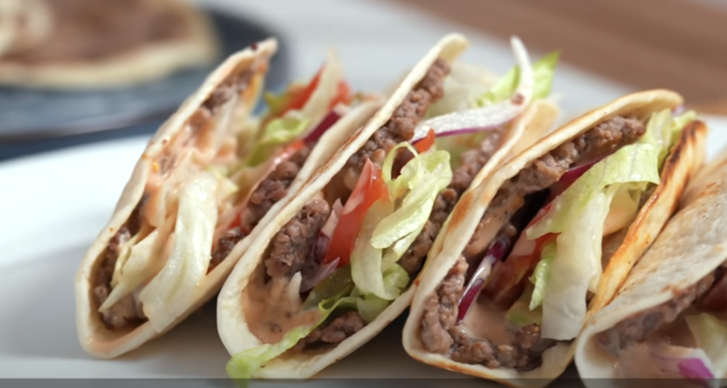 Křupavý lavaš plněný mletým masem, zeleninou a domácí omáčkou - rychlá večeře na pánvi