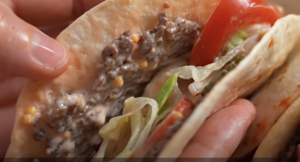 Křupavý lavaš plněný mletým masem, zeleninou a domácí omáčkou - rychlá večeře na pánvi