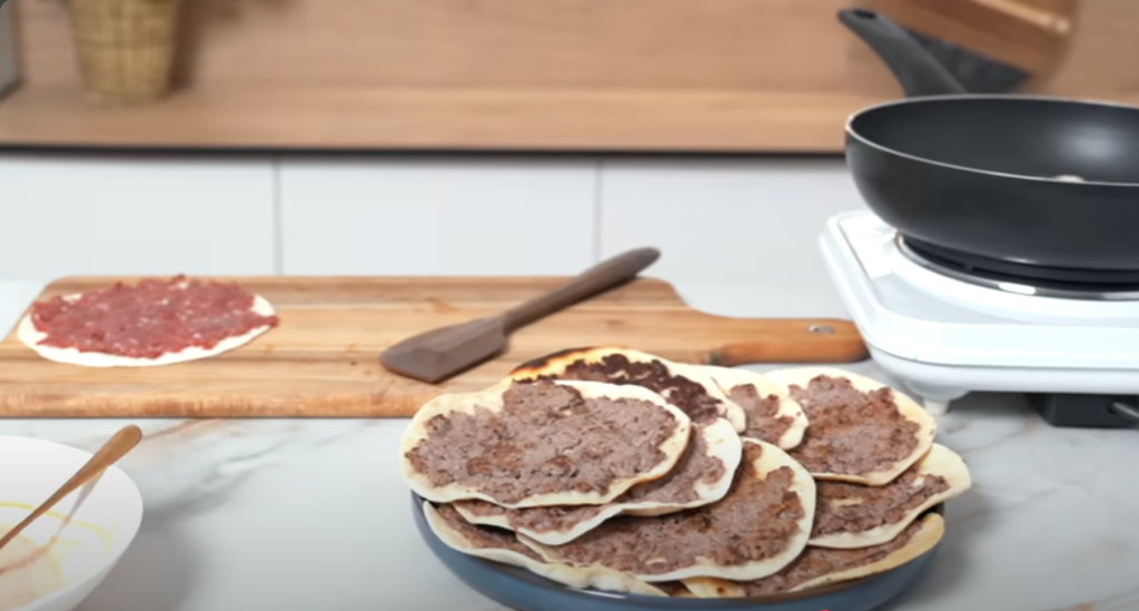 Křupavý lavaš plněný mletým masem, zeleninou a domácí omáčkou - rychlá večeře na pánvi