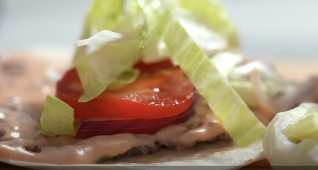 Křupavý lavaš plněný mletým masem, zeleninou a domácí omáčkou - rychlá večeře na pánvi