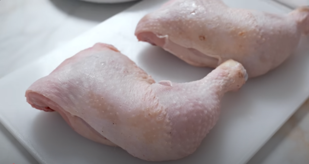Šťavnatá kuřecí stehna pečená ve fritéze s bobkovým listem a česnekem