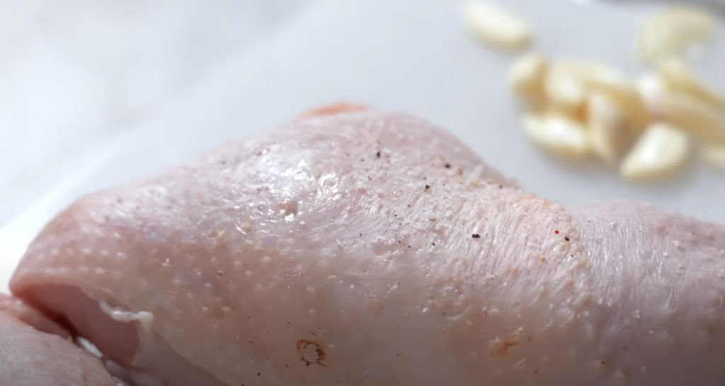 Šťavnatá kuřecí stehna pečená ve fritéze s bobkovým listem a česnekem