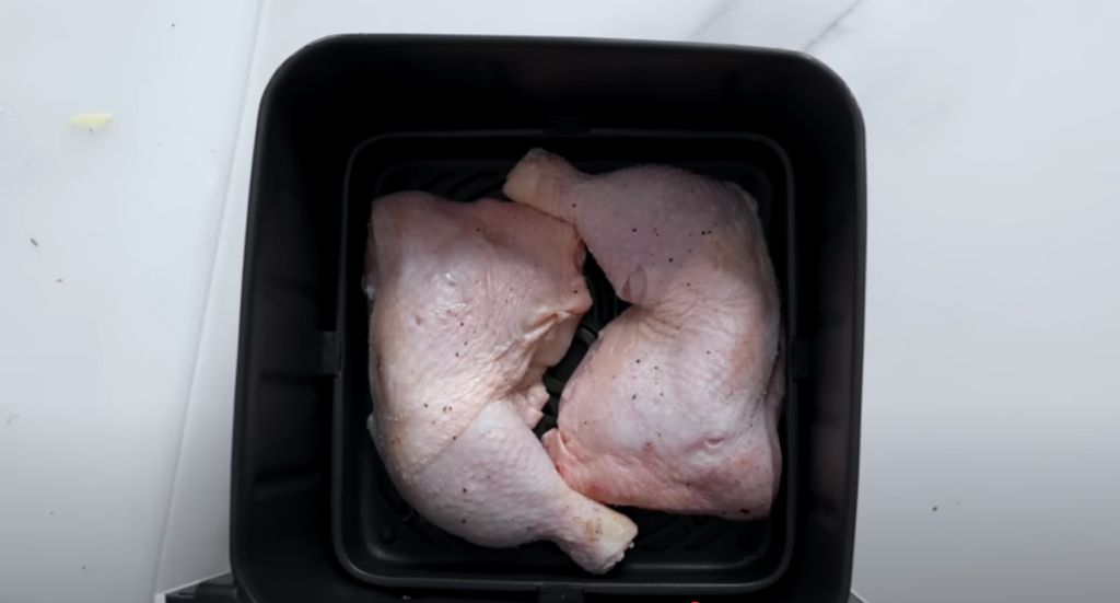 Šťavnatá kuřecí stehna pečená ve fritéze s bobkovým listem a česnekem