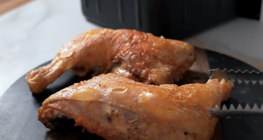 Šťavnatá kuřecí stehna pečená ve fritéze s bobkovým listem a česnekem