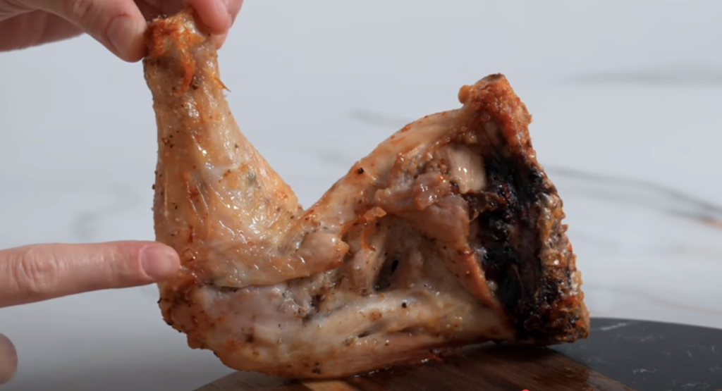Šťavnatá kuřecí stehna pečená ve fritéze s bobkovým listem a česnekem