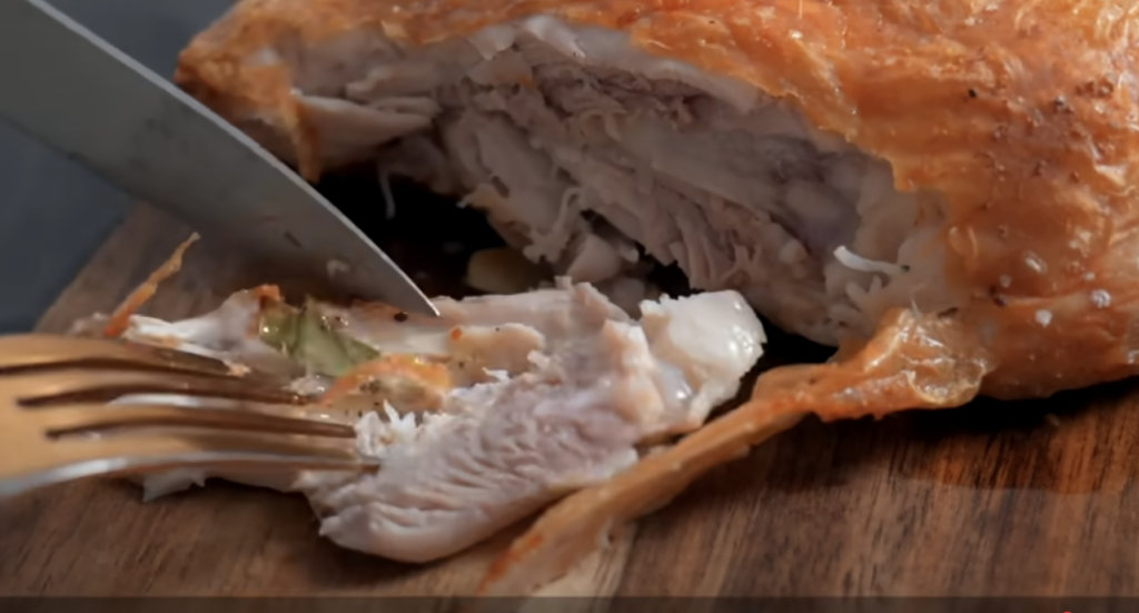 Šťavnatá kuřecí stehna pečená ve fritéze s bobkovým listem a česnekem