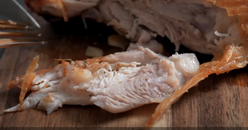Šťavnatá kuřecí stehna pečená ve fritéze s bobkovým listem a česnekem