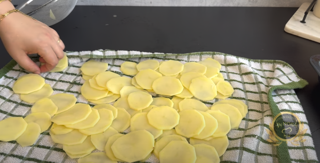 Sýrovo-bramborový wrap se smetanovou pomazánkou, salátem, rajčetem, avokádem, lososem a smaženou cibulkou