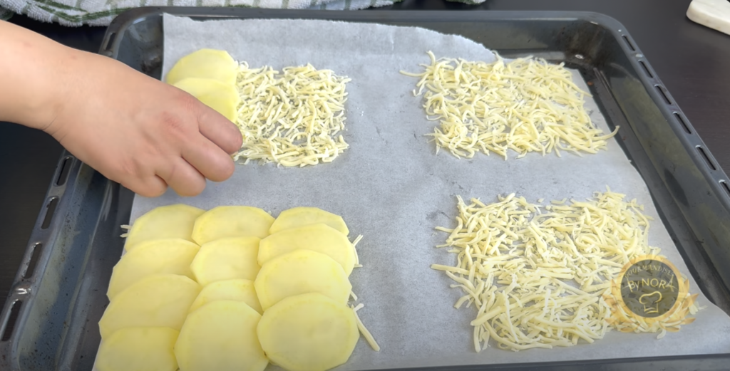 Sýrovo-bramborový wrap se smetanovou pomazánkou, salátem, rajčetem, avokádem, lososem a smaženou cibulkou