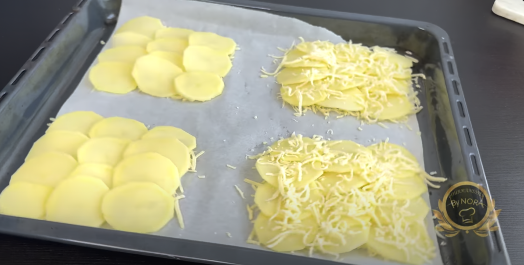 Sýrovo-bramborový wrap se smetanovou pomazánkou, salátem, rajčetem, avokádem, lososem a smaženou cibulkou