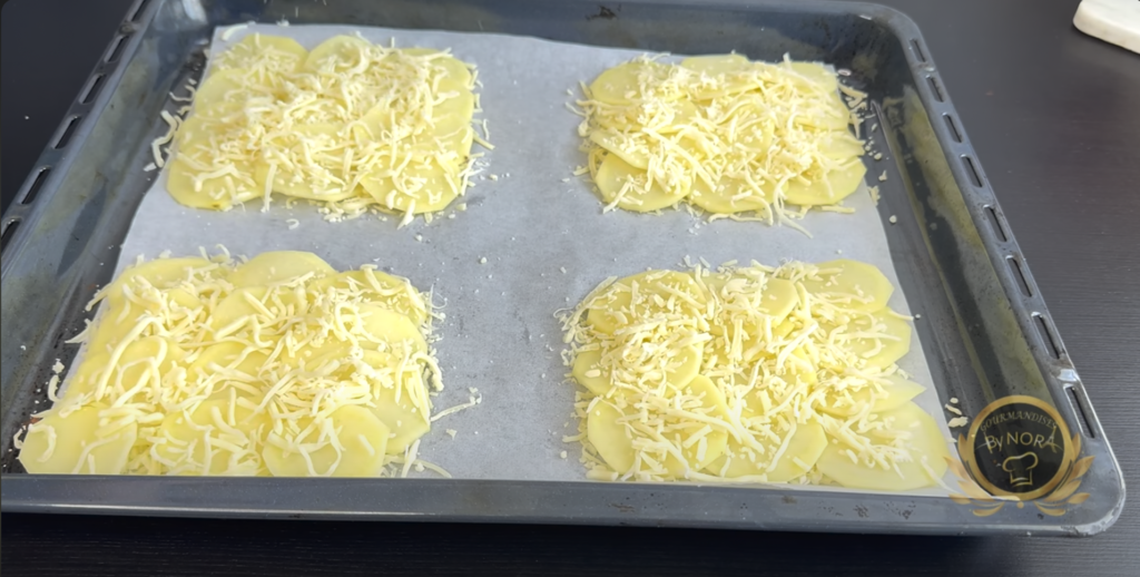 Sýrovo-bramborový wrap se smetanovou pomazánkou, salátem, rajčetem, avokádem, lososem a smaženou cibulkou