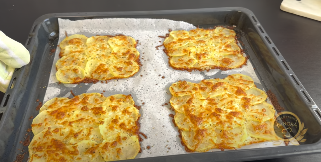 Sýrovo-bramborový wrap se smetanovou pomazánkou, salátem, rajčetem, avokádem, lososem a smaženou cibulkou