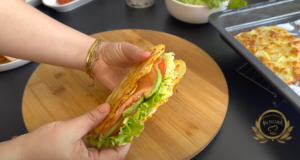 Recept na sýrovo-bramborový wrap: smetanová pomazánka, salát, rajče a losos Sýrovo-bramborový wrap se smetanovou pomazánkou, salátem, rajčetem, avokádem, lososem a smaženou cibulkou