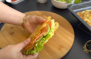 Recept na sýrovo-bramborový wrap: smetanová pomazánka, salát, rajče a losos Sýrovo-bramborový wrap se smetanovou pomazánkou, salátem, rajčetem, avokádem, lososem a smaženou cibulkou