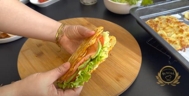 Sýrovo-bramborový wrap se smetanovou pomazánkou, salátem, rajčetem, avokádem, lososem a smaženou cibulkou