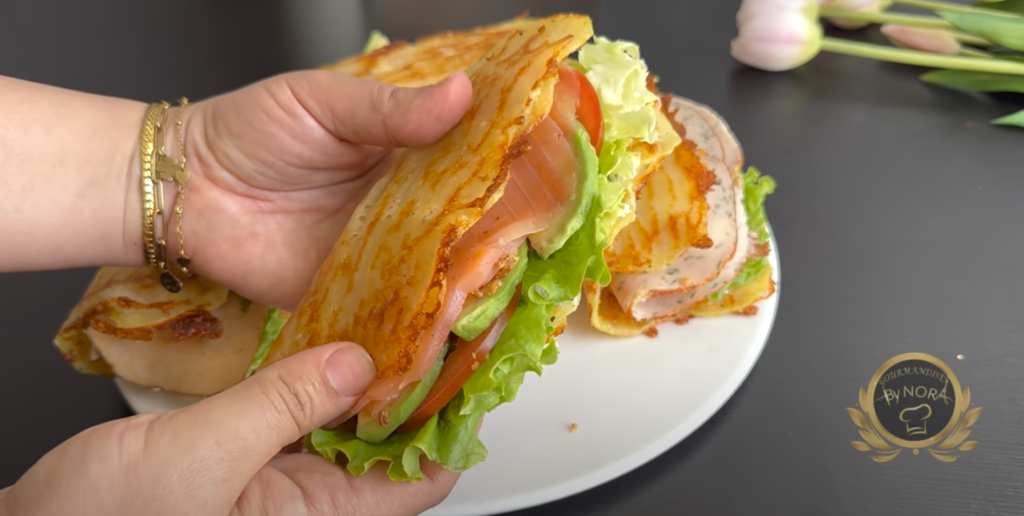 Sýrovo-bramborový wrap se smetanovou pomazánkou, salátem, rajčetem, avokádem, lososem a smaženou cibulkou