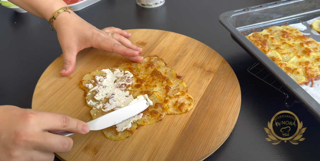 Sýrovo-bramborový wrap se smetanovou pomazánkou, salátem, rajčetem, avokádem, lososem a smaženou cibulkou