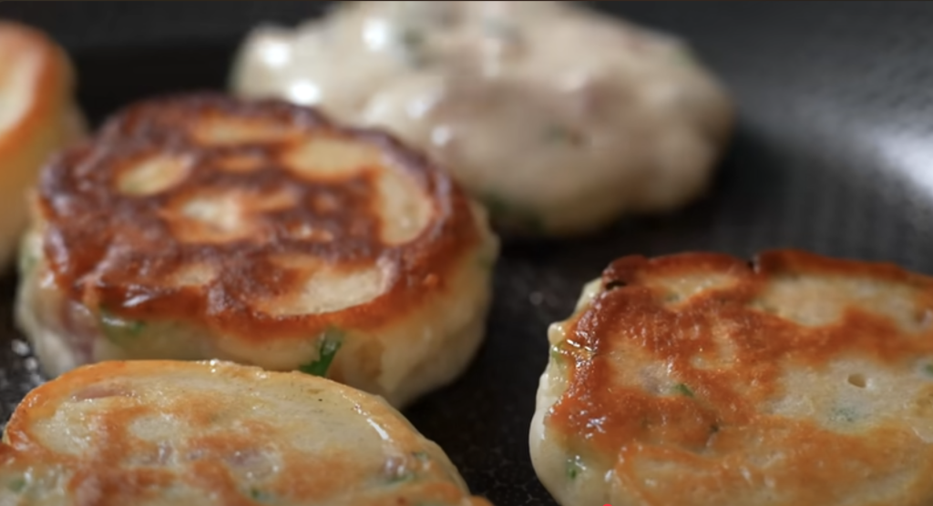 Nadýchané slané lívance se šunkou a jarní cibulkou - rychlá a chutná snídaně či večeře plná chutí