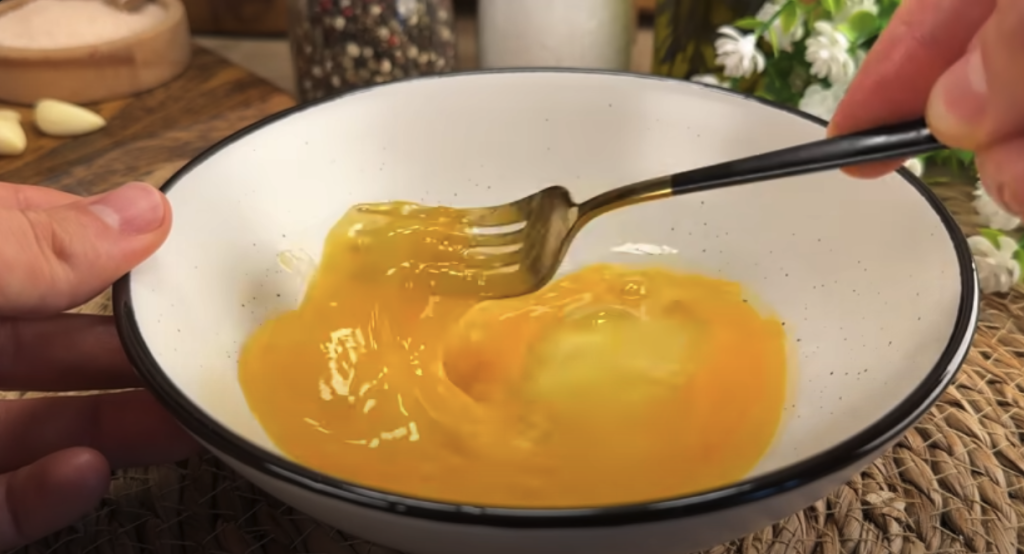 Domácí bramborové karbanátky plněné mini klobáskou se sýrem, zeleninou a česnekovým dipem