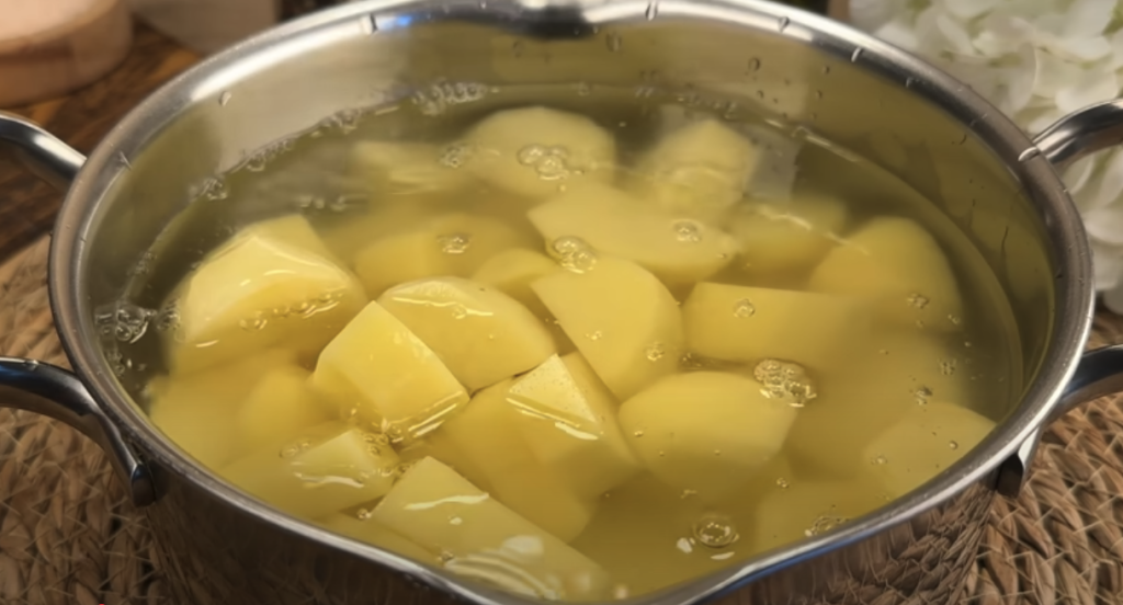 Domácí bramborové karbanátky plněné mini klobáskou se sýrem, zeleninou a česnekovým dipem