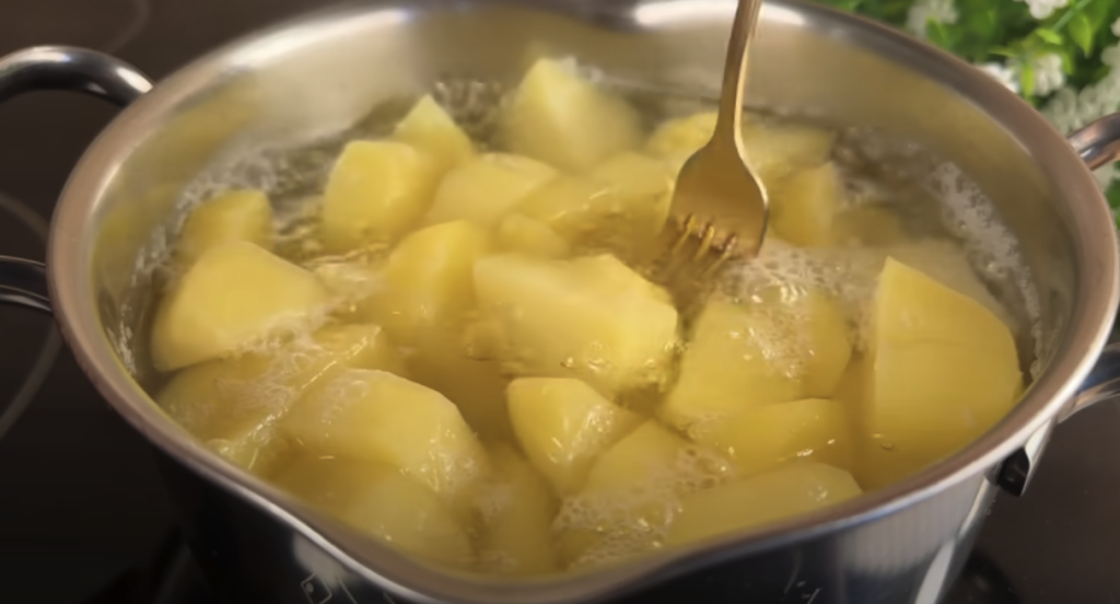 Domácí bramborové karbanátky plněné mini klobáskou se sýrem, zeleninou a česnekovým dipem