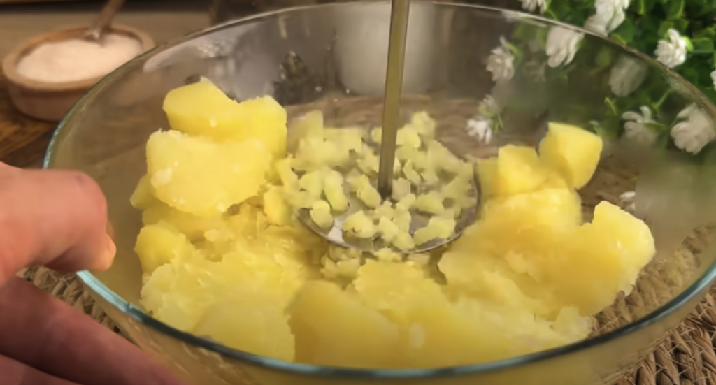 Domácí bramborové karbanátky plněné mini klobáskou se sýrem, zeleninou a česnekovým dipem