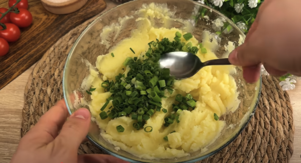 Domácí bramborové karbanátky plněné mini klobáskou se sýrem, zeleninou a česnekovým dipem