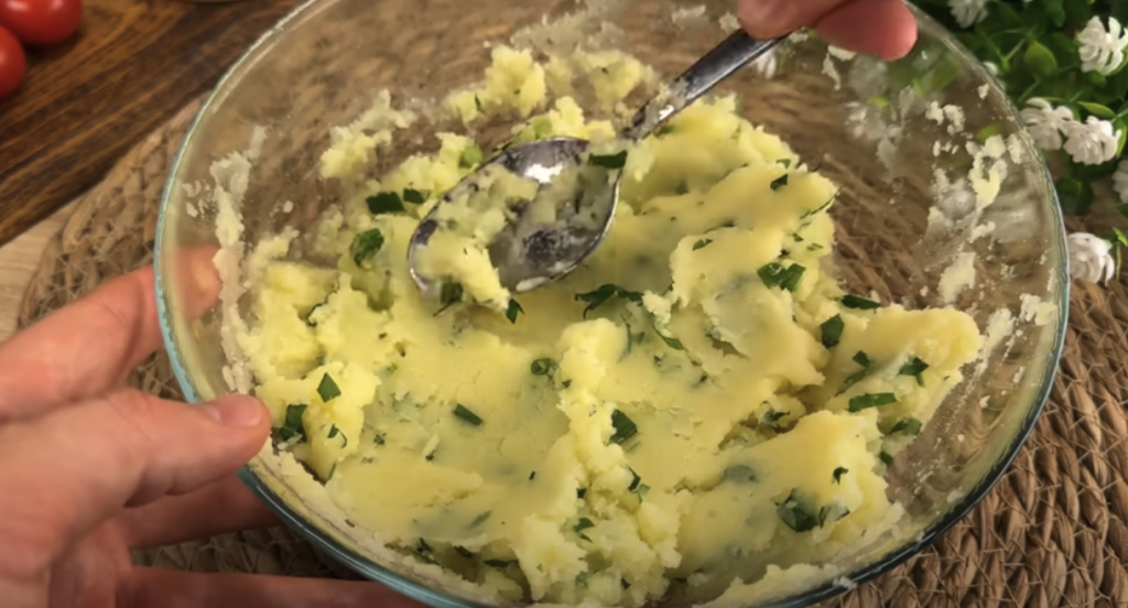 Domácí bramborové karbanátky plněné mini klobáskou se sýrem, zeleninou a česnekovým dipem