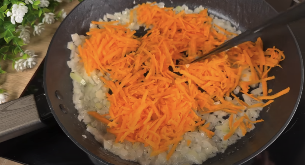 Domácí bramborové karbanátky plněné mini klobáskou se sýrem, zeleninou a česnekovým dipem