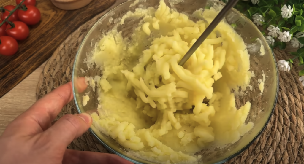 Domácí bramborové karbanátky plněné mini klobáskou se sýrem, zeleninou a česnekovým dipem