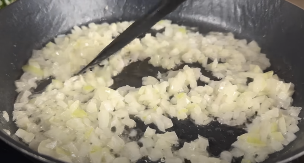 Domácí bramborové karbanátky plněné mini klobáskou se sýrem, zeleninou a česnekovým dipem