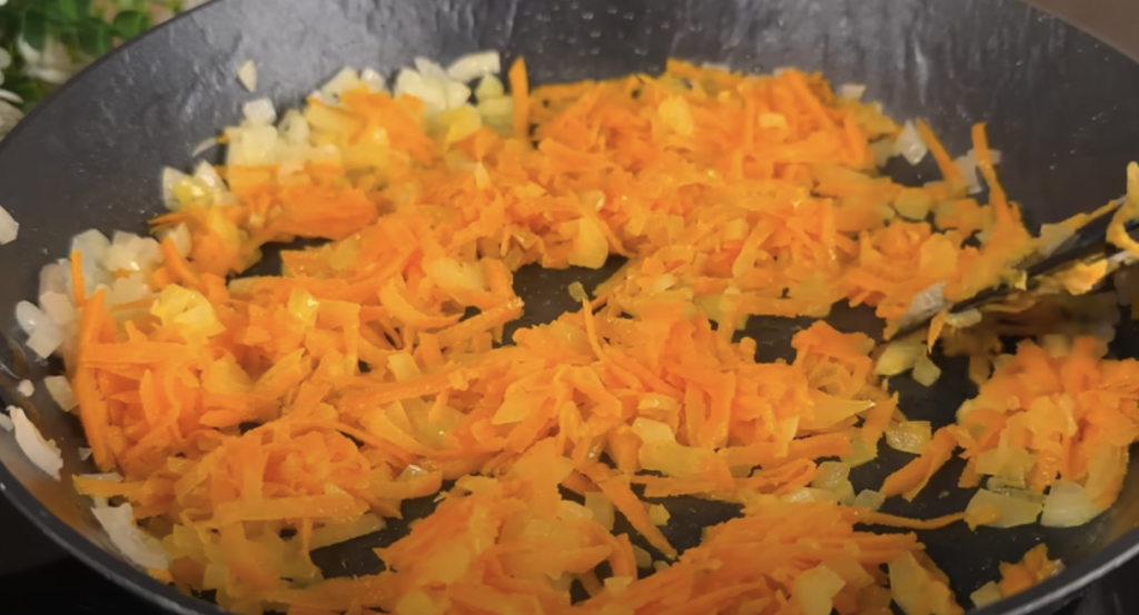 Domácí bramborové karbanátky plněné mini klobáskou se sýrem, zeleninou a česnekovým dipem