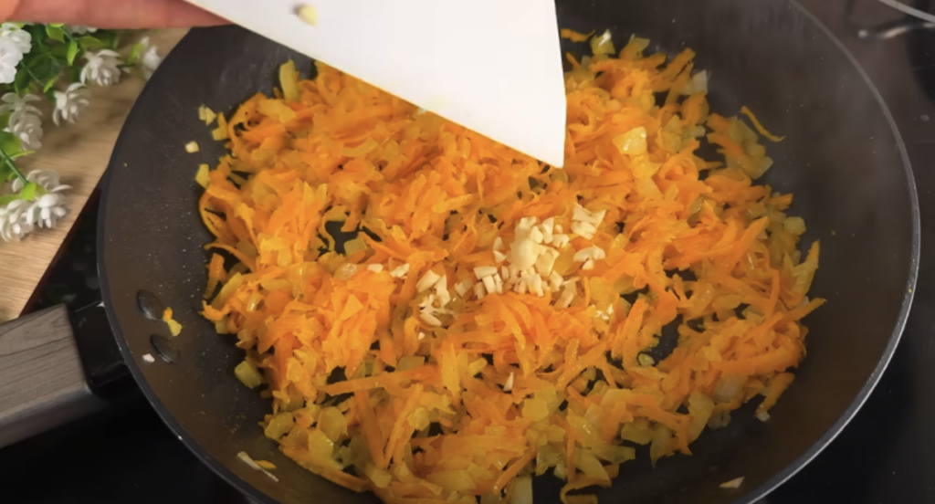 Domácí bramborové karbanátky plněné mini klobáskou se sýrem, zeleninou a česnekovým dipem